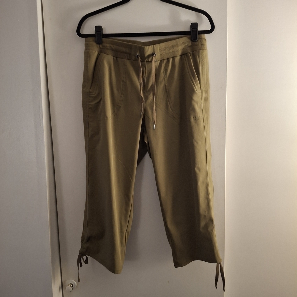 Attyre Women's Olive Cropped Joggers